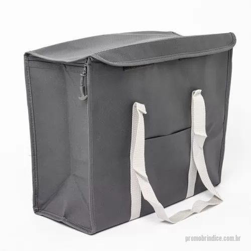 Sacola térmica personalizada - Alimentos mais saudáveis durante o lazer! A Bolsa Térmica de 34 litros, feita de nylon resistente, permite levar petiscos, lanches e bebidas de forma prática e segura, mantendo tudo fresquinho por mais tempo nos passeios. Conta com bolso frontal para utensílios, zíperes laterais, fechamento frontal com velcro e duas alças para facilitar o transporte. É a escolha perfeita para quem valoriza eficiência e segurança durante as refeições. 