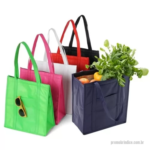 Sacola térmica personalizada - Descrição: Sacola térmica com capacidade de 18 litros, contém fechamento em velcro e bolso frontal. Obs.: A capacidade de armazenamento com a sacola fechada é de aproximadamente 14 litros.  Altura :  34 cm  Largura :  30 cm  Profundidade :  15 cm