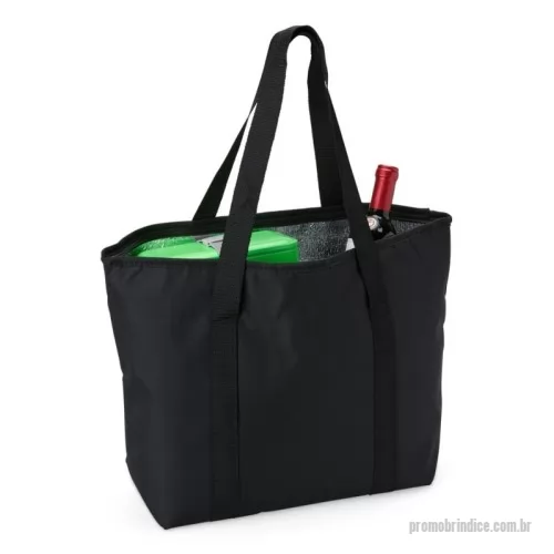 Sacola térmica personalizada - Sacola Térmica de Poliéster 16 Litros Personalizada – Fabricação Própria EV Brindes  A Sacola Térmica de Poliéster 16 Litros Personalizada é a escolha ideal para quem busca praticidade, espaço e conservação térmica no dia a dia. Desenvolvida para uso versátil, ela mantém alimentos e bebidas frescos por mais tempo, sendo perfeita para trabalho, viagens, compras e passeios.  Confeccionada em poliéster resistente de alta durabilidade, possui revestimento interno térmico, garantindo melhor conservação dos itens armazenados. Seu design espaçoso e leve proporciona excelente capacidade de organização, enquanto as alças reforçadas oferecem conforto e segurança no transporte.  A EV Brindes, com fábrica própria, desenvolve sacolas e bolsas térmicas personalizadas em diversos materiais, tamanhos e cores, permitindo total personalização de acordo com a identidade visual da sua empresa.  Características  ? Fabricação própria EV Brindes ? Material em poliéster resistente ? Revestimento interno térmi