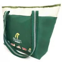 Confeccionada com Nylon 70 ou Nylon 600, revestimento térmico em isomanta. e forro interno de Bagun Espelhado 0,30. Alça de ombro de  40 mm. Fechamento em zíper 08. Tamanho 37 x 36 x 16.  Gravação Sugerida - Serigrafia ou Bordado.