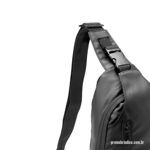 shoulder bag personalizado - Esta mochila é a combinação perfeita de estilo e funcionalidade. Feita em couro sintético resistente à água, ela oferece durabilidade e proteção. Possui dois compartimentos bem planejados: o compartimento frontal garante acesso rápido aos itens do dia a dia, enquanto o bolso com fechamento de fivela adiciona segurança extra. Já o compartimento principal conta com um bolso interno, perfeito para manter tudo organizado. Com alças ajustáveis em nylon e mosquetão que facilita alternar os lados, ela se adapta ao seu estilo de uso. Além disso, vem equipada com entrada USB, proporcionando praticidade para carregar seus dispositivos em movimento. Ideal para quem busca funcionalidade sem abrir mão de um design moderno.
