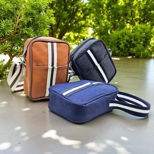 shoulder bag personalizado - DESCRIÇÃO: SHOLDER BAG  19X13X6 CM EM NYLON, COM  FORRO NYLON RESINADO 70, FECHAMENTO ZÍPER COM 1  BOLSO FRONTAL. ACABAMENTO EXTERNO VIVO BRILHO COM  DETALHE FRONTAL E ALÇA EM FITA CA 30MM.