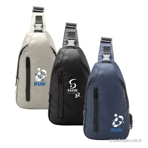 shoulder bag personalizado - Feita em couro sintético resistente à água, ela oferece durabilidade e proteção. Possui dois compartimentos bem planejados: o compartimento frontal garante acesso rápido aos itens do dia a dia, enquanto o bolso com fechamento de fivela adiciona segurança extra. Já o compartimento principal conta com um bolso interno, perfeito para manter tudo organizado. Com alças ajustáveis em nylon e mosquetão que facilita alternar os lados, ela se adapta ao seu estilo de uso. Além disso, vem equipada com entrada USB, proporcionando praticidade para carregar seus dispositivos em movimento. Ideal para quem busca funcionalidade sem abrir mão de um design moderno.
