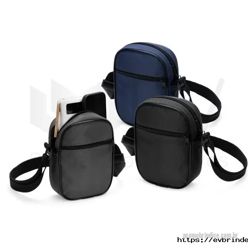 shoulder bag personalizado - Shoulder Bag Personalizada em Poliéster – Praticidade, Estilo e Personalização para sua Marca  A Shoulder Bag é a escolha ideal para quem busca praticidade no dia a dia sem abrir mão do estilo. Produzida em poliéster de alta qualidade, possui acabamento reforçado com vivo, proporcionando maior durabilidade e um visual moderno.  Conta com bolso frontal de fácil acesso para guardar celular, carteira, documentos, chaves e outros itens essenciais, mantendo tudo organizado durante a rotina, viagens, eventos ou ações promocionais.  Fabricamos em diversas cores e oferecemos personalização exclusiva com a sua marca, empresa, evento ou projeto, tornando esta bolsa uma excelente opção para brindes corporativos, ações promocionais, feiras, congressos, eventos e revenda.  Diferenciais do Produto:  ? Produção própria com fabricação nacional ? Confeccionada em poliéster resistente ? Bolso frontal funcional ? Acabamento em vivo para maior resistência e elegância ? Alça ajustável para maior conforto ?
