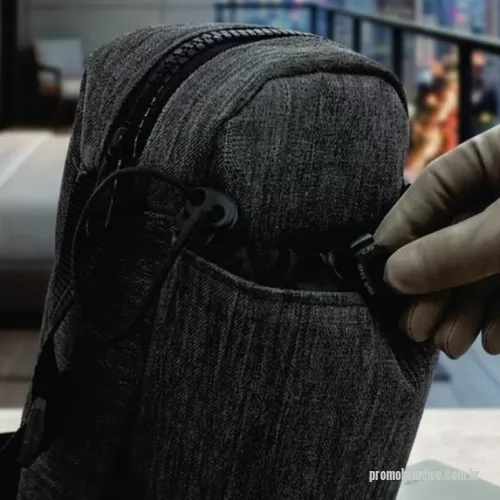 shoulder bag personalizado - Para quem vive no ritmo da cidade, vai à academia ou curte um festival, a Shoulder Bag Urban Tracker é o acessório definitivo. Ela une o estilo utilitário e moderno de uma bolsa transversal com a funcionalidade indispensável de um compartimento térmico/ajustável para garrafa de água.  Carregue seus pertences e sua hidratação em um único lugar, com total conforto e sem ocupar espaço interno!