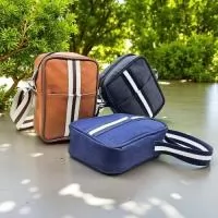 DESCRIÇÃO: SHOLDER BAG  19X13X6 CM EM NYLON, COM  FORRO NYLON RESINADO 70, FECHAMENTO ZÍPER COM 1  BOLSO FRONTAL. ACABAMENTO EXTERNO VIVO BRILHO COM  DETALHE FRONTAL E ALÇA EM FITA CA 30MM.