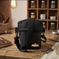 A Renova Gifts produz acessórios de alta qualidade, pensando na usabilidade diária dos nossos clientes. A shoulder bag é um produto contemporâneo que conquistou os clientes principalmente pela sua versatilidade. Compacta, você tem uma necessaire que surpreendentemente carrega tudo o que é necessário em uma bolsa. Você nunca mais deixará de usar esta bolsa lateral que se tornou uma febre no street wear e se estabeleceu como um acessório indispensável.   Prática e extremamente portátil, o produto é muito aceito, pois é útil em todas as ocasiões do dia a dia. Na sua corrida, no seu passeio de bicicleta, na hora de levar seu pet para caminhada, ela é de extrema importância para que nada de importante fique de fora destas ocasiões.  Shoulder bag em oxford 100% poliéster Alça com regulagem de comprimento: na maior regulagem 1,4 m de comprimento o que normalmente fica na altura da cintura e na menor regulagem 0,7 m o que normalmente deixa a bag no peito.  Pode ser usada na cintura conforme im