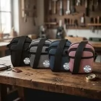 Potencialize sua marca com a Shoulder Bag Transversal Multiuso Renova Gifts! O brinde corporativo perfeito que une estilo, resistência e alta utilidade diária para seus clientes, parceiros e colaboradores em eventos, convenções ou campanhas de fidelização.  Com design moderno e excelente área para personalização, esta bolsa lateral se destaca no visual e valoriza a identidade da sua empresa em qualquer ocasião: desde a rotina de trabalho até viagens e passeios.  Especificações técnicas: • Marca: Renova Gifts • Medidas: 18 cm (altura) x 14 cm (largura) x 6 cm (profundidade) • Material: Tecido de alta durabilidade e fácil higienização • Divisórias: 3 compartimentos funcionais com zíper reforçado • Ajuste: Alça transversal regulável de até 1,5 m • Diferencial: Estrutura leve, compacta e de alto valor percebido  Uma escolha estratégica e estilosa para ações promocionais de sucesso que buscam conectar funcionalidade, design e forte impacto de marca.
