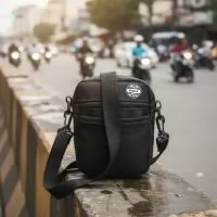Destaque sua marca com a Shoulder Bag Transversal Renova Gifts! O brinde corporativo ideal para empresas que buscam conectar sua identidade a um estilo de vida ativo, dinâmico e prático. Excelente opção para ações promocionais, eventos esportivos, festivais, campanhas sazonais e kits de integração.  Com design moderno e alta utilidade, este acessório oferece excelente área de personalização, garantindo máxima visibilidade para o seu logotipo na rotina diária de clientes e colaboradores.  Ficha técnica do brinde: • Marca: Renova Gifts • Material: Tecido Oxford 100% poliéster de alta resistência • Divisórias: 3 compartimentos (bolso maior com zíper e divisória interna, bolso frontal com zíper e redinha externa) • Alça: Regulável até 1,5 m e totalmente destacável • Medidas: 18 cm (A) x 13 cm (L) x 6 cm (P) | Peso: 120 g | Capacidade: 1,5 L