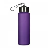 Squeeze plástico de 680ml. Produzido em PVC fosco livre de BPA, a squeeze possui tampa rosqueável em inox com alça elástica para transporte (não removível).