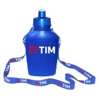 Cantil com Cordão em PE resistente e flexível, tampa rosqueável em PP, bico em PVC cristal e cordão personalizado 15mm. Acabamento e vedação impecável. Capacidade de 500 mL