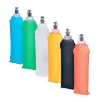 Squeeze dobrável com capacidade para até 500ml. Feito em poliuretano termoplástico (TPU), material resistente a variações de temperatura e livre de BPA, possui bico rosqueável em plástico e bico em silicone macio, que permite a ingestão de líquidos ao morder levemente a ponta após inclinar o squeeze.