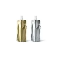 "Squeeze dobrável em PE com bico de sistema ""push-pull"" e acabamento metalizado. Contém uma tampa transparente e um mosquetão para fácil transporte. Capacidade até 460 mL. Certificação EU Food Grade. 110 x 218 x 64 mm"