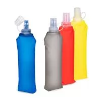 Squeeze dobrável feito em poliuretano termoplástico (TPU) livre de BPA. Possui capacidade máxima de 500ml, bico rosqueável com protetor de encaixe em plástico e topo em silicone macio, que permite o consumo de líquidos ao morder levemente a ponta após inclinar o squeeze.
