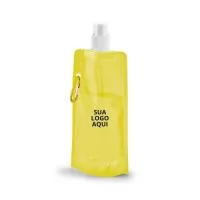 O Squeeze Dobrável em PE é prático, leve e funcional, ideal para acompanhar você em atividades físicas, passeios ou viagens. Com capacidade de até 460 mL, possui acabamento translúcido e bico de sistema push-pull, garantindo facilidade no uso. O mosquetão integrado permite transporte seguro e conveniente, podendo ser preso em mochilas ou bolsas. Além disso, o produto conta com Certificação EU Food Grade, assegurando qualidade e segurança alimentar. Compacto e sustentável, é uma excelente opção para brindes corporativos, ações promocionais ou uso pessoal.