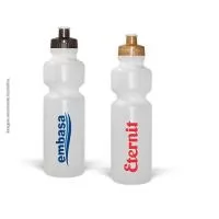 Squeeze 750ml com corpo de Plástico Premium (PE) resistente e flexível, tampa rosqueável feita com 50% de Fibra Natural de Coco ou Madeira e 50% Plástico Premium (PP) com bico em PVC cristal, todos atóxicos. Tampas ecossustentáveis com acabamento e vedação impecável. Capacidade de 750 ml.