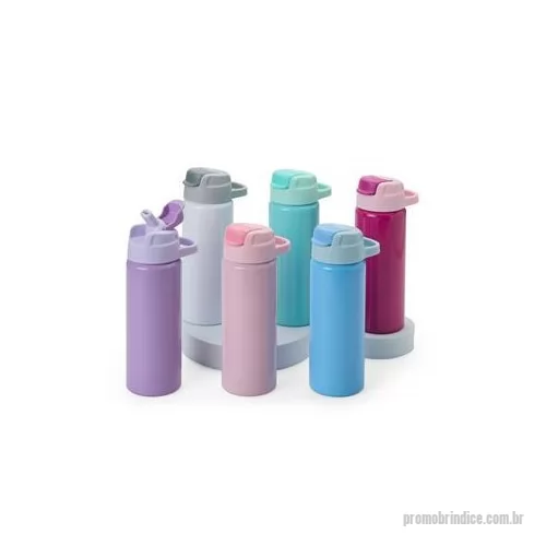 Squeeze metálico personalizado - Um squeeze de alumínio de design prático que deixa a rotina de hidratação mais ágil. Com capacidade máxima de até 600ml, o squeeze possui uma tampa e um bico flexível de plástico acoplado a um canudo do mesmo material. Além de contar com o uma alça f