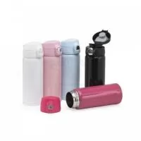  Squeeze garrafa personalizada produzido em metal inox, com capacidade de até 400 ml e tampa plástica atóxica rosqueável e anel de vedação em silicone para evitar vazamento, sistema de abertura automática com acionamento por botão frontal e trava de segurança para evitar que abra acidentalmente.