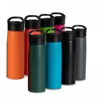 Squeeze de metal 750ml com pintura fosca. Squeeze com tampa plástica rosqueável, alça e tampa protetora para o bocal. Ideal para brindes promocionais e eventos corporativos. Ideal para brindes promocionais e eventos corporativos.