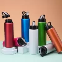 Squeeze de alumínio com capacidade de 800ml com tampa plástica e bico de canudo.