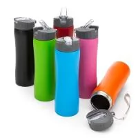 Squeeze em aço inox 600ml com tampa rosqueável plástica e bico transparente de acionamento manual. Acompanha alça de nylon para transporte.