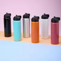  Squeeze de alumínio com capacidade para 800ml. Tampa plástica com bico flip e alça para transporte embutida.