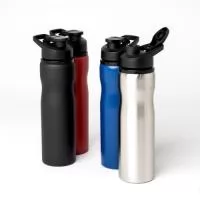 Squeeze feito em inox com 750ml. Possui tampa plástica, bocal com tampa protetora e alça para transporte. Este brinde será o parceiro de atividades físicas perfeito.