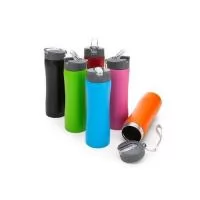 Descrição: Squeeze metal 600ml com tampa rosqueável plástica e bico transparente de acionamento manual. Acompanha alça de nylon para transporte. Altura : 22 cm Largura : 7,2 cm Circunferência : 20,9 cm Medidas aproximadas para gravação CxL : 17 cm x 