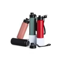 Squeeze Alumínio 800ml, possui tampa rosqueável com proteção para bocal plástica e alças de nylon e plástica. Altura : 24,5 cm Largura : 7,7 cm Circunferência : 23 cm Peso aproximado g : 128