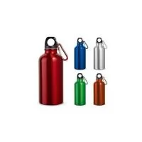 Squeeze esportiva em alumínio com acabamento metálico brilhante, com mosquetão para facilitar o transporte. Capacidade até 400 mL. Certificação EU Food Grade. ø66 x 176 mm