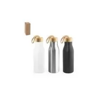Squeeze em aço inox 90% reciclado, de parede simples e acabamento em mate. A tampa em bambu incorpora uma alça para facilitar o transporte. Capacidade até 570 ml. Fornecido em caixa presente de papel kraft reciclado. Certificação EU Food Grade. A cor