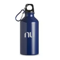 Características Altura: 17.60 cm Largura: 10.00 cm Comprimento/Circunferência: 10.00 cm Peso aproximado do produto: 0.065 g NCM: 76151000 Com o Squeeze de Alumínio 420ml com Mosquetão, você terá a solução perfeita para manter-se hidratado em qualquer lugar. Seja no trabalho, academia, viagens ou passeios ao ar livre, esse squeeze é um companheiro indispensável para o seu dia a dia. Confira abaixo os principais benefícios e aplicações desse produto inovador:  Benefícios do produto  Leve e durável: Feito em alumínio de alta qualidade, é resistente e fácil de transportar. Design elegante: Moderno e compacto, é perfeito para qualquer ocasião. Ecologicamente correto: Contribui para a redução do uso de plástico descartável. Versátil: Pode ser utilizado com água, sucos, chás e outros líquidos. Fácil de limpar: Possui abertura larga que facilita a higienização.