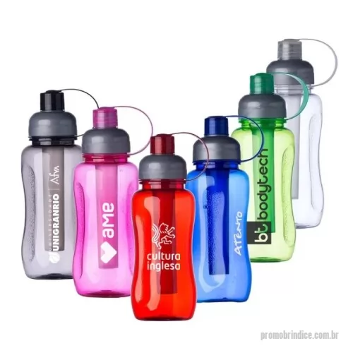 Squeeze personalizado - Squeeze plástico 600ml ice bar. Squeeze colorido acinturado com detalhe retangular texturizado nas laterais, possui tampa cinza com detalhe ondulado ao redor e tampa com alça para o bico. Parte interna possui uma barra congelante(desencaixe a barra da tampa), encha a barra e coloque no congelador/freezer para gelar e depois e só colocar novamente no squeeze. Tamanho de 21,6 cm x 7,6 cm x 23,4 cm.