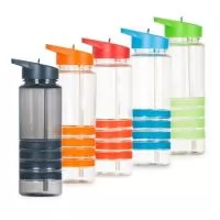Squeeze plástico 750ml com bico de canudo. Squeeze transparente com 4 linhas inferiores emborrachadas coloridas; tampa rosqueável colorida com uma espécie de alça; bico com canudo inteiro, possui suporte plástico para levantar/abaixar no bico.