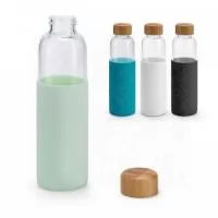 Squeeze vidro borossilicato com tampa em bambu e revestida com luva em silicone, capacidade: 600 ml. Medida: 68 x 231 mm. GRAVAÇÃO: Tampografia medidas aproximadas: 25 x 30 mm.