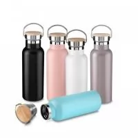 	Garrafa em aço inox de 500ml. Conserva líquido quente por até 2 horas e líquido frio até 3 horas. Tampa com revestimento em fibra de bambu. Alça em metal. Detalhe cromado. Pintura fosca.