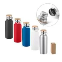 Squeeze em aço inox com parede dupla isolada a vácuo, tampa em bambu e alça de transporte em aço inox. Capacidade até 570 ml. Food grade. Fornecido em caixa presente de papel craft.