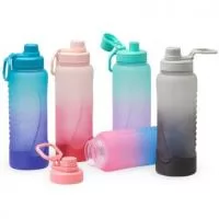 Squeeze plástica 1,1 litros com base de silicone anti-impacto (removível). Tampa com alça para transporte e tampa de proteção para o bocal.