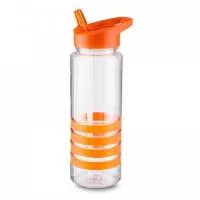 Squeeze plástico 750ml com bico de canudo. Squeeze transparente com 4 linhas inferiores emborrachadas coloridas; tampa rosqueável colorida com uma espécie de alça; bico com canudo interno, possui suporte plástico para levantar/abaixar no bico.