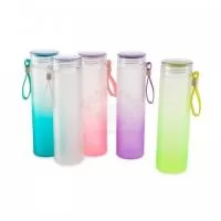 Squeeze garrafa personalizado com capacidade para 450ml produzida em vidro borossilicato. Possui tampa rosqueável em PP com vedação para evitar o vazamento do líquido, alça de silicone flexível e acabamento em degradê diferenciado. Ideal para divulgar sua empresa em eventos corporativos, brindes personalizados e campanhas promocionais.