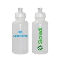 Squeeze 550mL de PE resistente e flexível, tampa rosqueável em PP e bico em PVC cristal. Acabamento e vedação impecável. Capacidade de 550 mL
