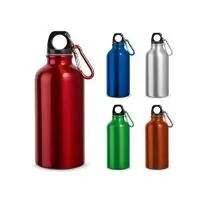 Squeeze esportiva em alumínio com acabamento metálico brilhante, com mosquetão para facilitar o transporte. Capacidade até 400 mL.