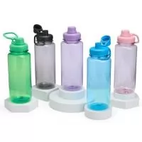 Squeeze Plástico 1 Litro – Praticidade para o Dia a Dia ????  Leve mais hidratação com você! Produzido em plástico resistente, este squeeze de 1 litro é ideal para acompanhar treinos, passeios, viagens ou o uso diário.  Conta com tampa rosqueável com alça integrada, que facilita o transporte, além de tampa protetora no bocal, também rosqueável, garantindo mais higiene e segurança contra sujeiras.  Especificações:  Capacidade: 1 litro  Altura: 24,1 cm  Largura: 8,6 cm  Circunferência: 26,6 cm  Área de gravação: 16 x 4 cm  Diâmetro do bocal: 5,3 cm  Peso: 109 g  ???? Um squeeze resistente, funcional e perfeito para quem busca praticidade e hidratação em qualquer momento.