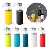 Squeeze em vidro e tampa em aço inox com alça para fácil transporte. Capacidade até 520 mL. Fornecido com luva em soft shell dando proteção extra. Caixa branca 94651 vendida opcionalmente. Certificação EU Food Grade. ø65 x 225 mm