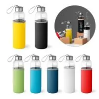 Squeeze em vidro e tampa em aço inox com alça para fácil transporte. Capacidade até 520 mL. Fornecido com luva em soft shell dando proteção extra à sua squeeze. Caixa branca 94651 vendida opcionalmente. Certificação EU Food Grade. ø65 x 225 mm  Caixa exterior (m): 0,430X0,370X0,240 Peso da caixa (Kg.): 8.700 Peso do Produto (g.): 339 Caixa Exterior (Un.): 30 Caixa interior (Un.): 1 NCMS: 7010.90.21 Packing individual: Polybag Packing após gravação: Polybag Certificados: Food Safety, BPA Free, REACH País de origem: China