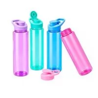 queeze em plástico AS livre de BPA com capacidade máxima de 850ml. Possui tampa rosqueável em plástico polipropileno (PP) com alça fixa e tampa protetora para o bocal.