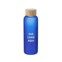 O Squeeze em Vidro Borossilicato Fosco é elegante, resistente e sustentável. Com capacidade de até 500 mL, possui tampa em bambu que garante um fechamento seguro e moderno. Fornecido em caixa presente de papel kraft reciclado, é uma excelente opção de brinde corporativo sofisticado e ecológico. Conta com Certificação EU Food Grade, assegurando qualidade e segurança alimentar.  Dimensões:  Squeeze: ø65 x 200 mm  Observação: A cor e o resultado da impressão nos materiais naturais podem variar entre produtos. Personalização: Silk Screen em 1 cor.