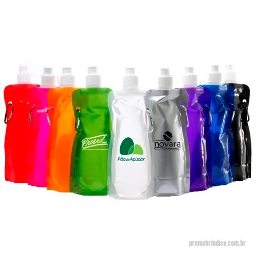 Squeeze plástico personalizado - Squeeze dobrável de plástico com 480ml. Squeeze colorido acinturado com mosquetão superior de acordo com a cor do squeeze, possui tampa de bico texturizada e protetor plástico para o bico(com alça).