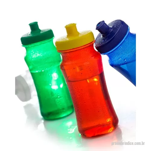 Squeeze plástico personalizado - Squeeze com capacidade de 600 ml fabricado em PVC material similar ao PET reciclável com ótima área para personalizar a logomarca e baixo custo. É a opção de brinde ideal para associar a sua marca a situações de lazer e confraternizações