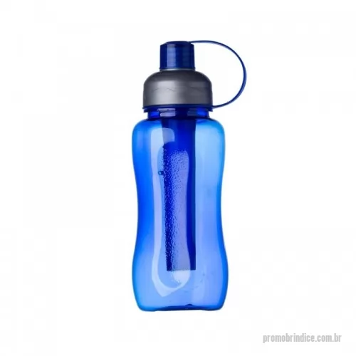 Squeeze plástico personalizado - Squeeze plástico 600ml ice bar. Squeeze colorido acinturado com detalhe retangular texturizado nas laterais, possui tampa cinza com detalhe ondulado ao redor e tampa com alça para o bico. Parte interna possui uma barra congelante(desencaixe a barra da tampa), encha a barra e coloque no congelador/freezer para gelar e depois é só colocar novamente no squeeze.